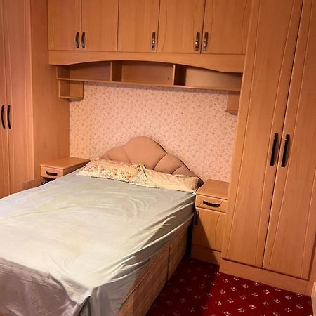 Whitby Road House Apartment Canvey Island Bagian luar foto
