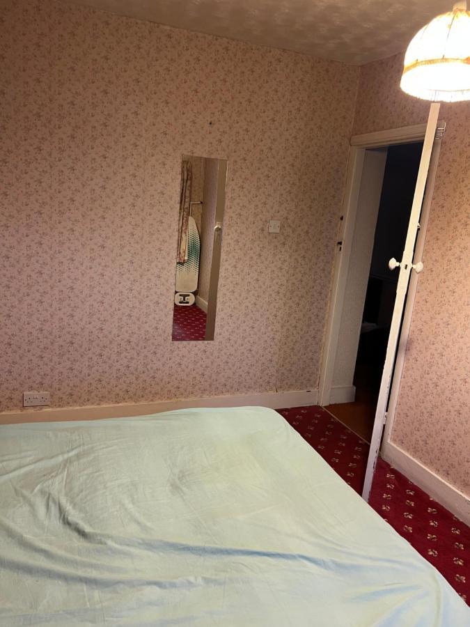 Whitby Road House Apartment Canvey Island Bagian luar foto