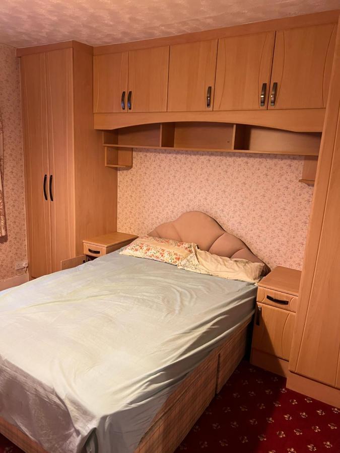 Whitby Road House Apartment Canvey Island Bagian luar foto