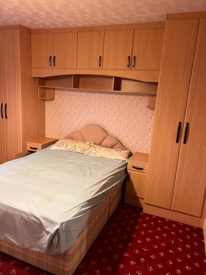 Whitby Road House Apartment Canvey Island Bagian luar foto