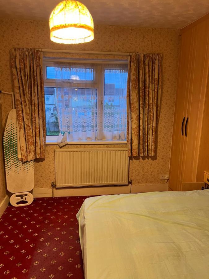 Whitby Road House Apartment Canvey Island Bagian luar foto